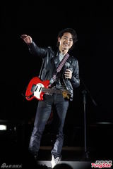 组图：林子祥香港个唱父子档 林德信弹琴助唱