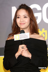 幻灯图集：侯佩岑香肩微露否认与百亿男交往