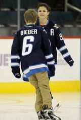 组图：比伯携女友看冰棍球比赛 当众接吻秀恩爱