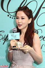 组图：诸葛紫岐澄清未整容 苟芸慧封胸不减工作