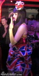 组图：凯特王妃表妹美国首跳脱衣舞 戴王冠性感火辣