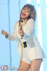 组图：Kara穿花裙亮相《冠军秀》尽显青春靓丽