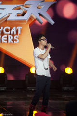 组图：小沈阳跨界做歌手 曝家里贴满杨钰莹海报