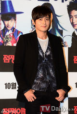 组图：《绅士》重聚韩片《占卜师》首映式