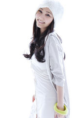 高清组图：姚笛纯白唯美写真 卷发戴帽俏皮可爱