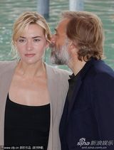 组图：《杀戮》发布会 温丝莱特仪态万方男星献吻