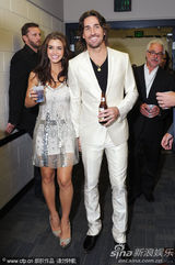 组图：乡村音乐电视奖后台 安德伍德未婚夫秀甜蜜