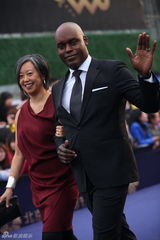 组图：北京电影节七大评委亮相闭幕蓝毯