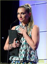 组图：Ke$ha卡通熊猫裤亮相 炫彩马尾辫镶金牙