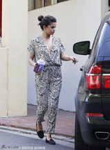 组图：赛琳娜深V连身裤出镜 前后真空秀美背