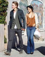 高清图：凡妮莎-哈金斯和新男友约会浓情蜜意