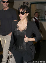 组图：金-卡戴珊亮相墨镜遮面秀丰满上围