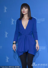 组图：《漂亮朋友》发布会 帕丁森偷瞄里奇胸部