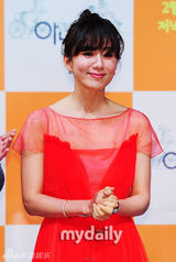 组图：金喜爱等出席新剧《妻子的资格》发布会