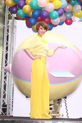 组图：杨丞琳曝青峰曾解她内衣 献唱遭火花烫舌