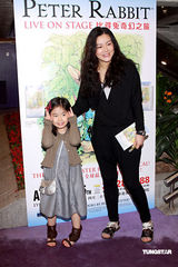 幻灯图：范姜携女看音乐剧 张达明赞狄娜是奇女子  