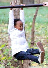 皮特朱莉带孩子公园玩耍 希洛玩滑轮十足小萌娃(图)