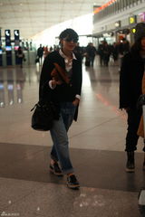 组图：IT GIRL陈燃赴巴黎“淘金”  机场展微笑