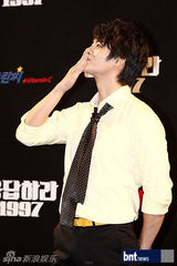 组图：韩新老偶像歌手齐聚《回应吧1997》发布会