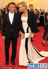 组图：塞隆红毯长裙坠地优雅 西恩-潘绅士风范