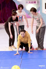 幻灯图：米雪等上节目胸爆气球 暧昧游戏姿势引遐想