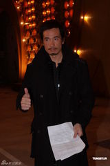 组图：陈豪与邵美琪车内拍戏 被曝失恋后寄情工作 