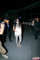 组图：张柏芝携俩儿子神秘返港 两度否认移民