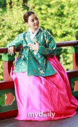 组图：韩国女演员吴珊夏与女歌手成恩穿韩服拍写真