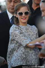 组图：艾玛-沃特森戛纳亮相 麻花儿辫俏皮可人