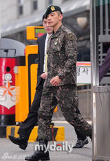 组图：韩星Rain正式退役 帅气行军礼湿眼眶