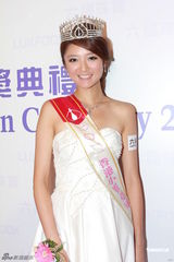 组图：上届港姐为朱晨丽加冕 应届港姐三甲竞艳