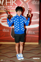 幻灯图：阿Sa(蔡卓妍)时尚现身颁奖礼 走出阴霾露久违笑容