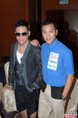 组图：梁汉文陪爱妻战胜乳癌