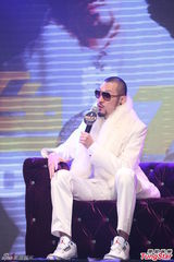 组图：热狗白西装亮相 性感辣妹性感贴身助阵