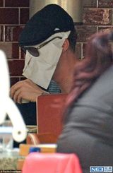 组图：犯二停不下来!卷福约会用纸巾遮面防偷拍