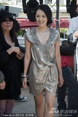 高清组图：章子怡宣传《最爱》 紫色蕾丝装恬静优雅