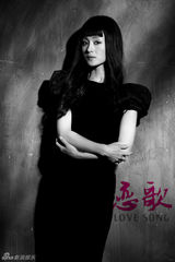组图：《恋歌》发黑白海报 张若昀神情黯然