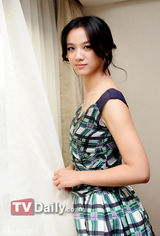 组图：汤唯紫绿格纹连衣裙妩媚 搭配黑色高跟鞋