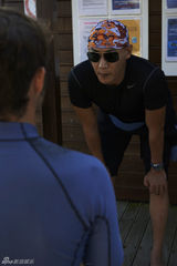 组图：陆毅鲍蕾马尔代夫潜水沙滩小憩