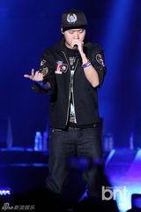 组图：朴宰范等参加HIPHOP音乐节引爆火热现场