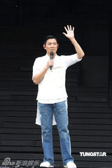 幻灯组图：刘德华澳门卖命开唱 吊威亚离地8楼