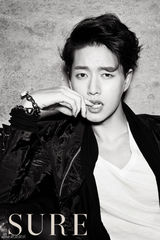 组图：韩星朴海镇时尚写真 百搭潮装秀性感