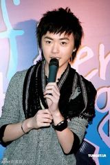 幻灯：洪卓立新专辑庆功 师妹诗雅送蛋糕献吻