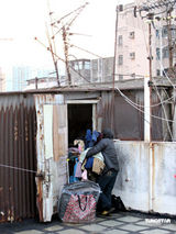 幻灯图：孙耀威天台拍新曲MV对露宿者唱歌