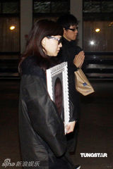 组图：曾志伟带领儿女送父亲曾启荣最后一程