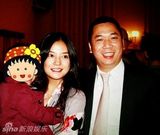 组图：赵薇夫妻罕见亲密合影 手挽手笑容甜蜜