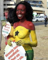 幻灯图：美女人体彩绘32强国旗 呼吁保护动物