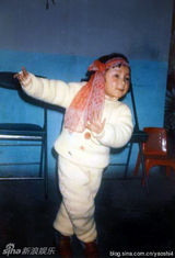 组图：周笔畅穿裙子童年萌照 小丸子头大眼精灵