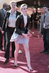 组图：艾玛-沃特森《遭遇雷劈》首映险狼狈摔倒