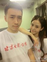 组图：北影表演系新生K歌照竖中指显不雅